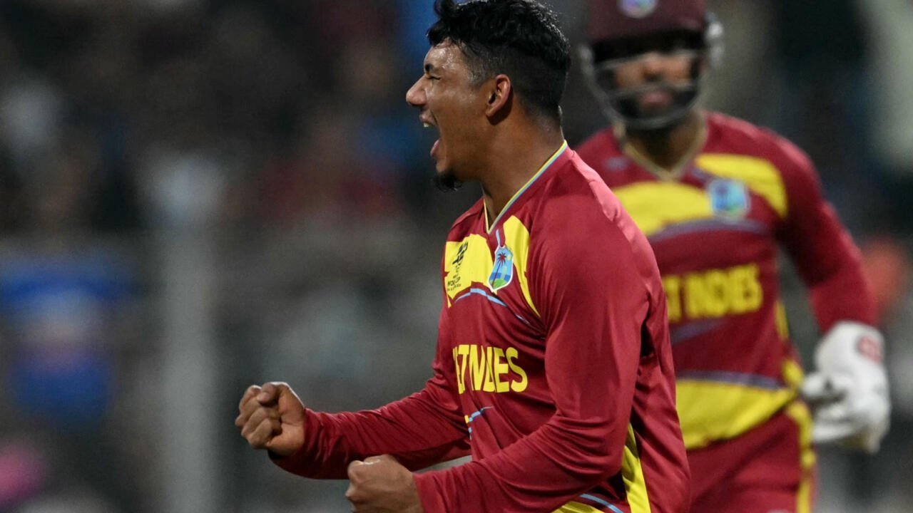 West Indies obține o victorie convingătoare împotriva Angliei West Indies a învins Anglia cu 30 de curse într-un meci din cadrul grupelor de la un turneu internațional de cricket, iar victorie a fost consolidată în mod semnificativ de aportul remarcabil al lui Sherfane Rutherford