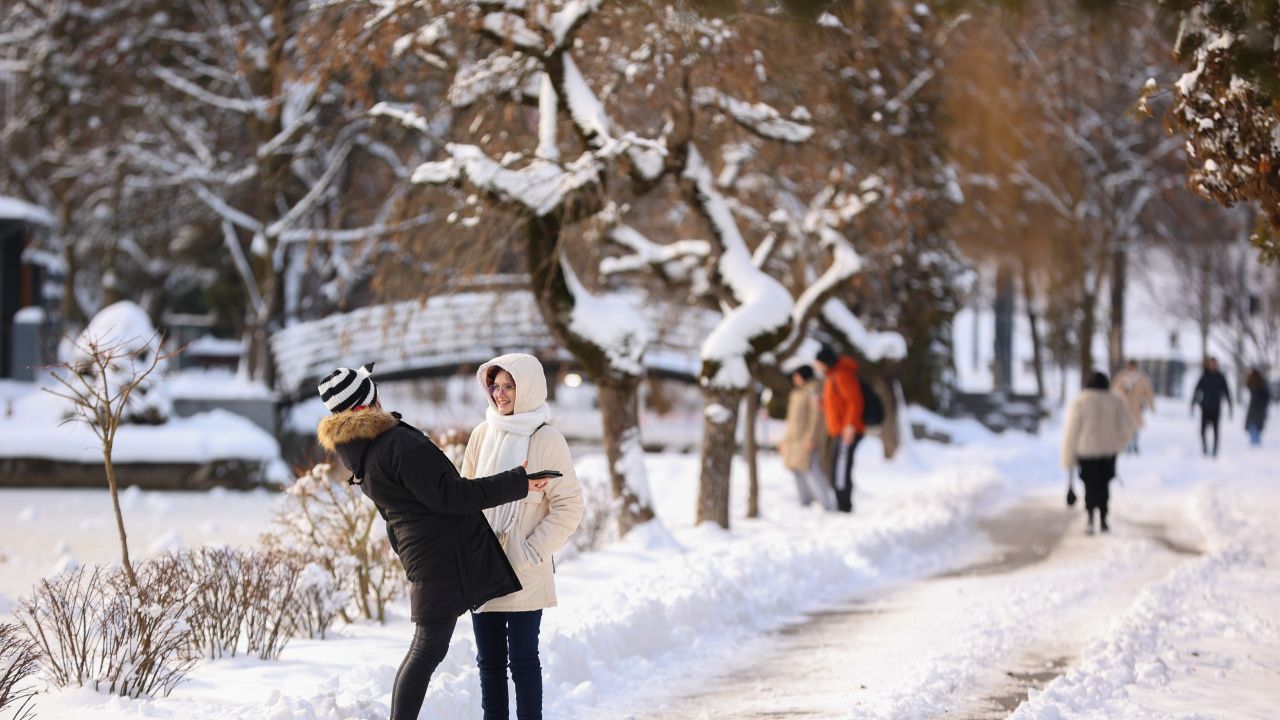 Vremea se răcește brusc în România: Ninsori și frig iminent!