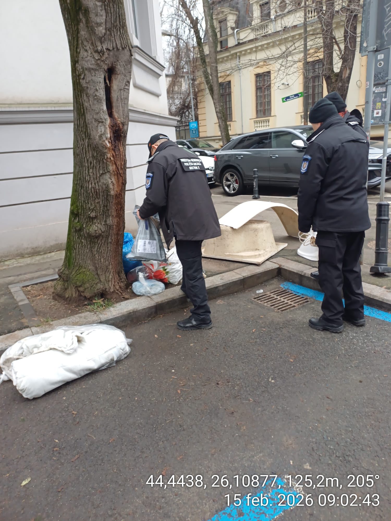Un val de sancțiuni drastice pentru abandonul ilegal de deșeuri în Sectorul 2 al Bucureștiului demonstrează seriozitatea cu care autoritățile locale încep să combată problema gunoaielor aruncate necontrolat pe domeniul public