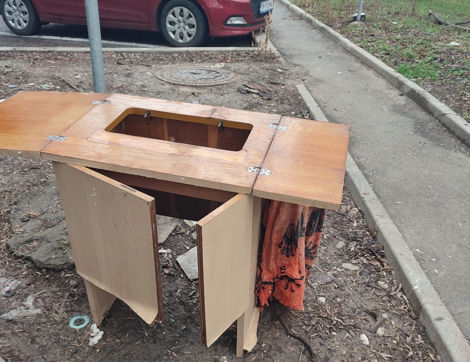 O zi obișnuită de curățenie în Sectorul 6 a dezvăluit o problemă aparent recurentă: abandonul de deșeuri pe domeniul public