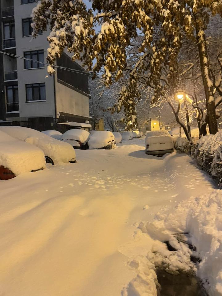 Primăria Capitalei și primăriile de sector, din nou în criză după ninsorile abundente din această iarnă Ninsorile record care au lovit Bucureștiul săptămâna trecută s-au dovedit a fi o probă de rezistență pentru autoritățile locale, dezvăluind susceptibilitatea sistemului administrativ în gestionarea situațiilor de urgență