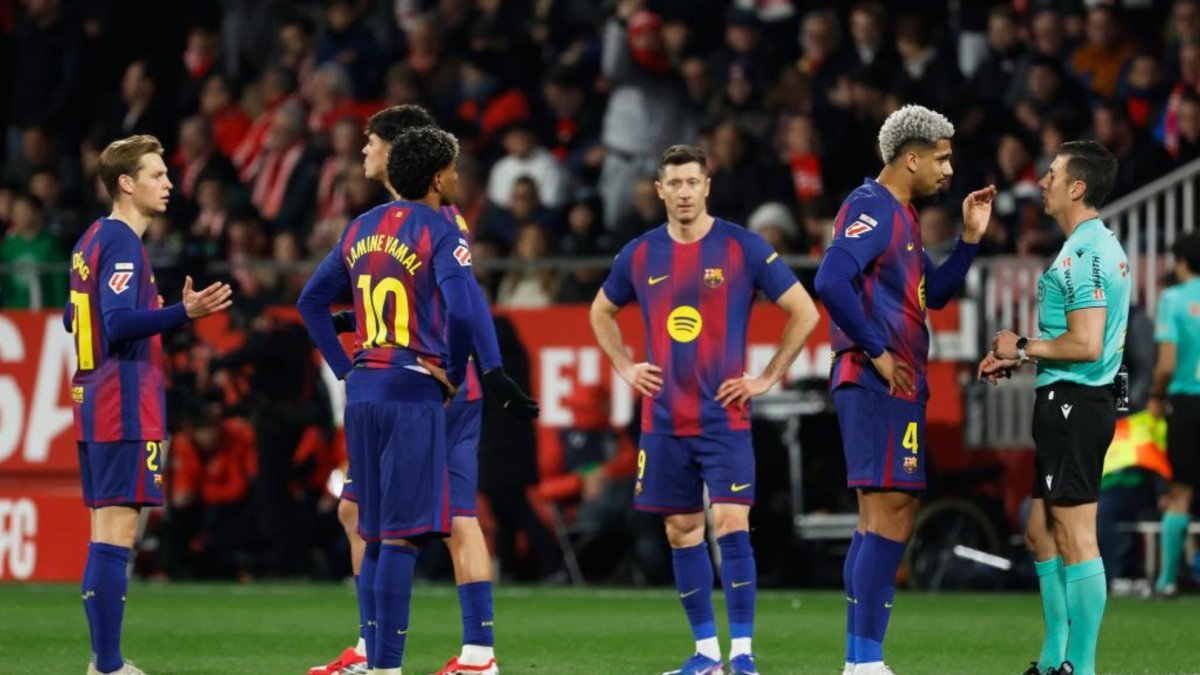 Barcelona, în criză: Trei înfrângeri consecutive și pierderea lideratului Barcelona traversează o perioadă dificilă, după ce a suferit trei înfrângeri consecutiv, culminând cu pierderea lideratului în Primera División