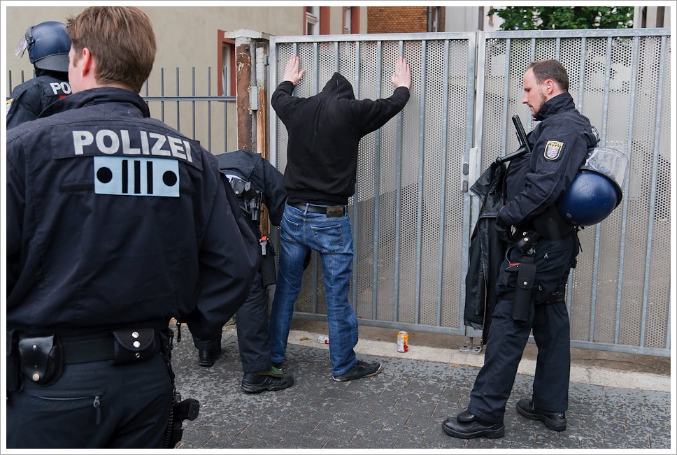 Autoritățile federale germane au dispus arestarea a cinci persoane într-un caz șocant de încălcare a sancțiunilor Uniunii Europene, într-un scandal care scoate la iveală rețele clandestine de exporturi militare