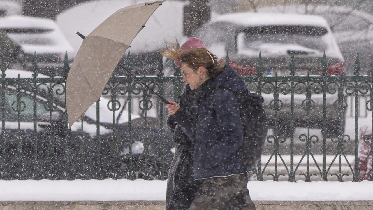 Avertizare meteo de cod portocaliu de ninsori: autoritățile întăresc măsurile de siguranță în București și Ilfov Vânturile reci, viscolul și stratul de zăpadă care este preconizat să depășească 50 de centimetri în zonele din București și Ilfov au determinat autoritățile să declanșeze cel mai înalt nivel de avertizare meteo, cod portocaliu