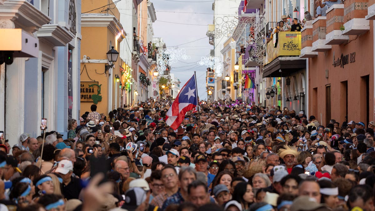 Turismul din Puerto Rico: Între creștere economică și presiuni ecologice Puerto Rico a înregistrat o creștere spectaculoasă a turismului, cu peste 6,6 milioane de pasageri aerieni în 2024 și o contribuție de 7,6 miliarde de dolari la PIB-ul insulei