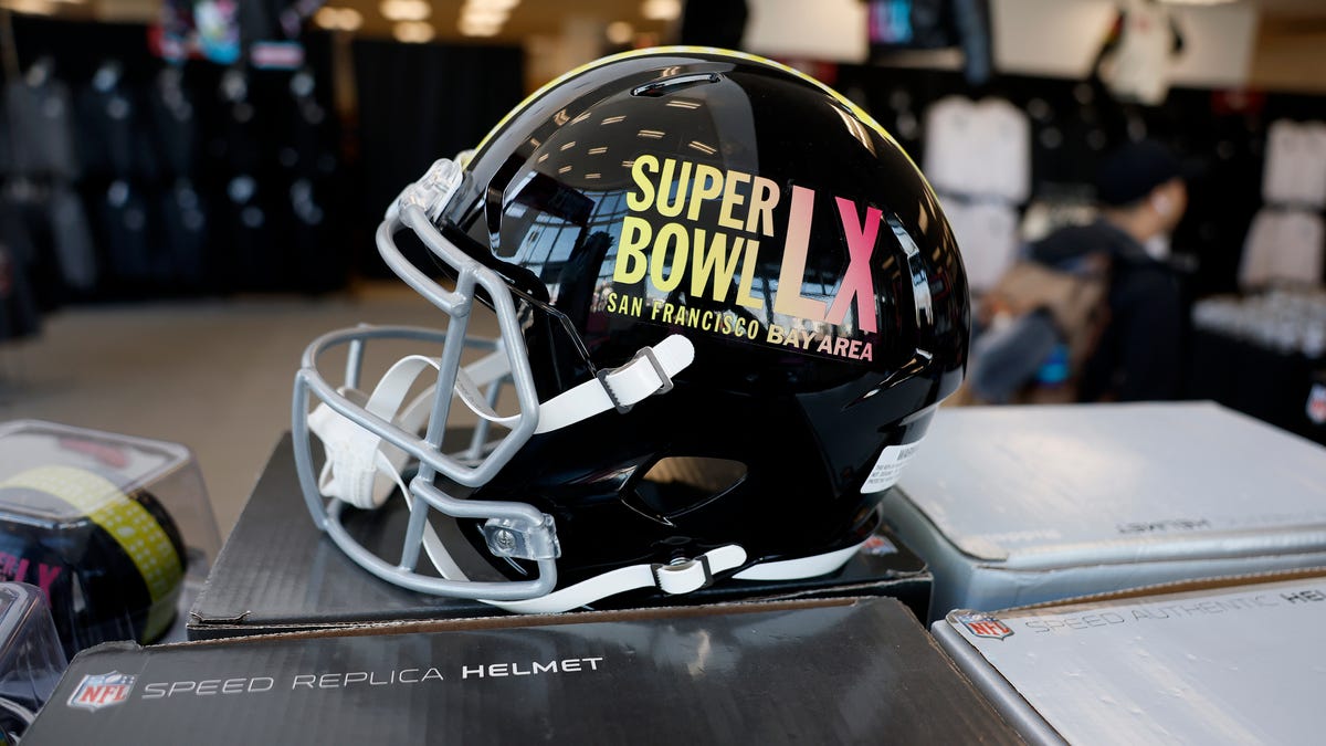 Super Bowl 60 se apropie de start, promițând o zi plină de evenimente captivante în jurul meciului dintre Seattle Seahawks și New England Patriots, care va avea loc la Levi’s Stadium în Santa Clara, California