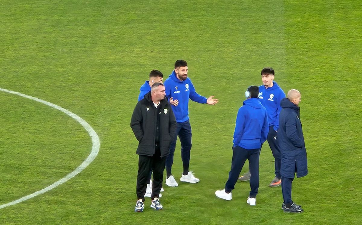 Paul Papp, căpitanul Petrolului, dă startul tacticii înainte de derby-ul cu Rapid Paul Papp, căpitanul echipei Petrolul Ploiești, le-a oferit coechipierilor săi o lecție de tactică pe terenul rivalilor de la Rapid, înaintea marelui derby din Giulești