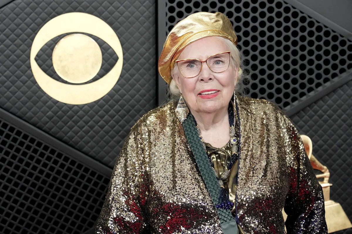 Joni Mitchell, 82 de ani, strălucește pe covorul roșu la Grammy 2026