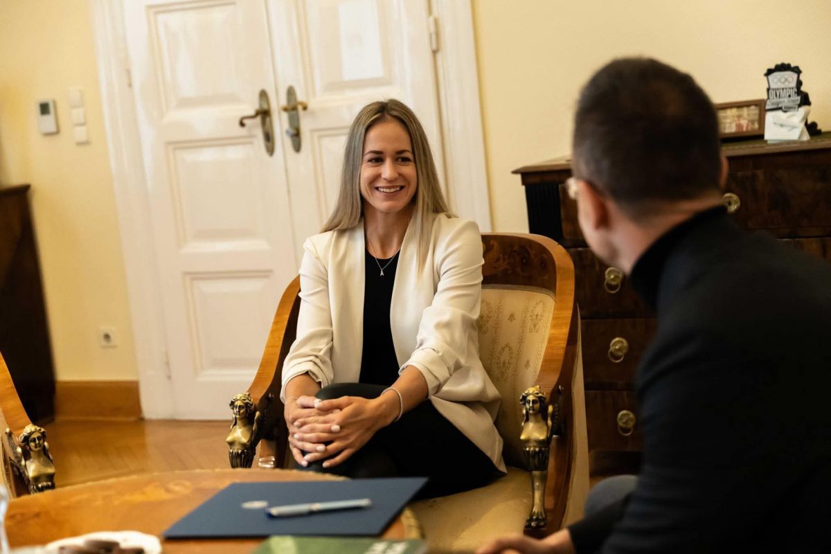 Tensiuni la Transylvania Open: Scenă controversată între Anna Bondar și Oleksandra Oliynykova Peter Szijjarto, ministrul maghiar al afacerilor externe și al comerțului, a avut o întâlnire oficială cu jucătoarea de tenis Anna Bondar, la doar câteva zile după un incident tensionat la Transylvania Open