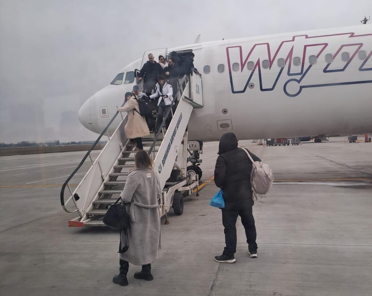 Aeronava WizzAir, blocată pe pistă la aterizare de la București la Madrid, cu pasageri pe bord Un incident neașteptat a avut loc pe cursa aeriană operată de compania WizzAir, între București și Madrid, atrăgând atenția asupra echipamentului și procedurilor de siguranță ale operatorului low-cost
