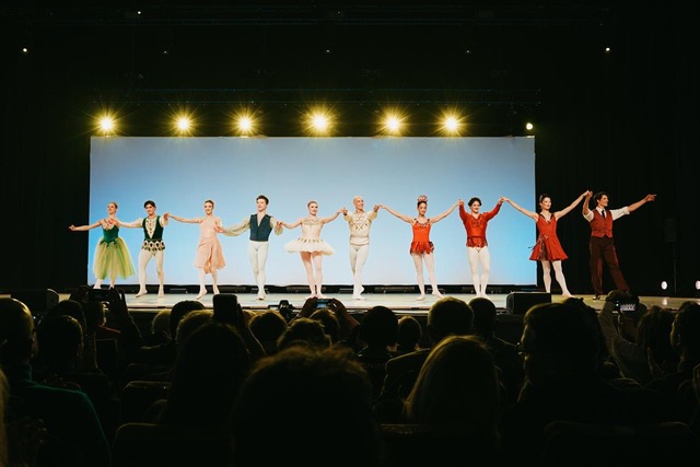 Balerinii-din-distributie-la-apalauze-la-finalul-Galei_Foto-Alex-Damian-.jpeg - ReporterUrban