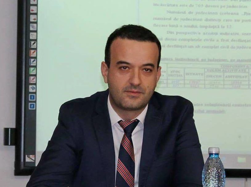 Scandalul de la Tribunalul Vâlcea se adâncește: înregistrări video interesante ies la iveală în ancheta despre comportamentul judecătorului Bogdan Mateescu Tensiunile și controversele care au zguduit recent Tribunalul Vâlcea s-au intensificat, odată cu divulgarea unor înregistrări audio și video de către surse din interiorul instituției, care pun în lumină detalii nepublicate până acum despre modul în care anumite decizii și relatii interne s-au desfășurat în spatele ușilor închise