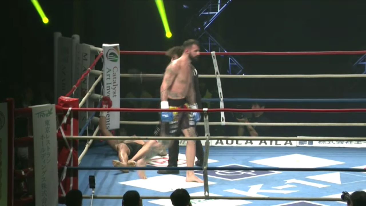 Bogdan Stoica și-a făcut KO adversarul la K-1 World GP! Faraoni a fost scos pe targă + Ce a urmat pentru luptătorul român