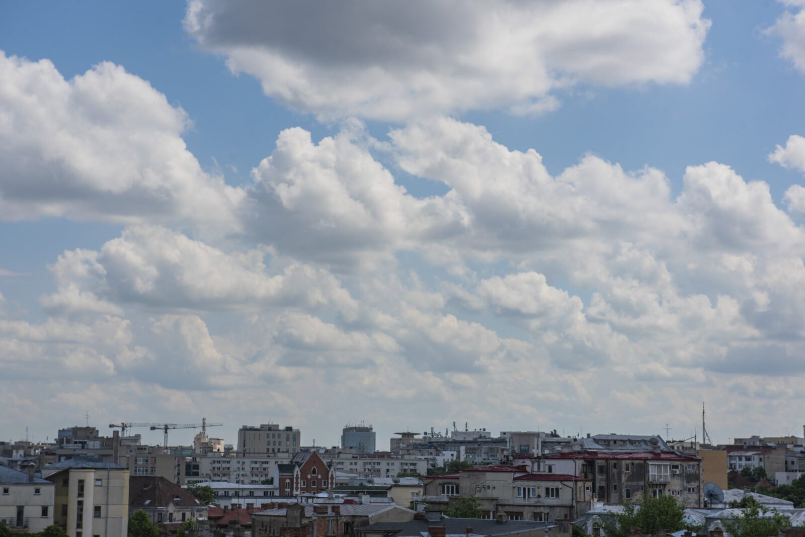 Bucureștiul ratează șansa de a deveni gazda Forumului Orașelor 2027 în condițiile în care demersurile oficiale au fost respinse din nou de Consiliul General După o încercare eșuată în ianuarie, primarul general Ciprian Ciucu spera că va putea obține, printr-un proiect de hotărâre, mandatul de a depune candidatura Bucureștiului pentru organizarea Forumului Orașelor 2027, eveniment de amploare organizat de Comisia Europeană, la care participă lideri urbani din întreaga Europa