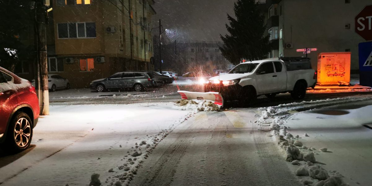 Utilaje de deszăpezire, pe străzile din Popești-Leordeni, oraș din județul Ilfov, aflat sub cod portocaliu de viscol. București și alte 11 județe sunt și ele vizate de alertă meteo Foto: HotNews