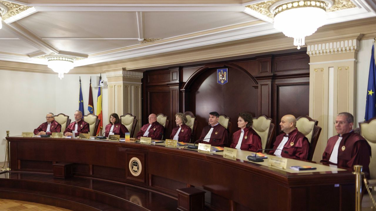 Un nou blocaj la CCR, chiar înainte de decizia privind pensiile. SURSE: Unul dintre judecători a intrat în concediu paternal