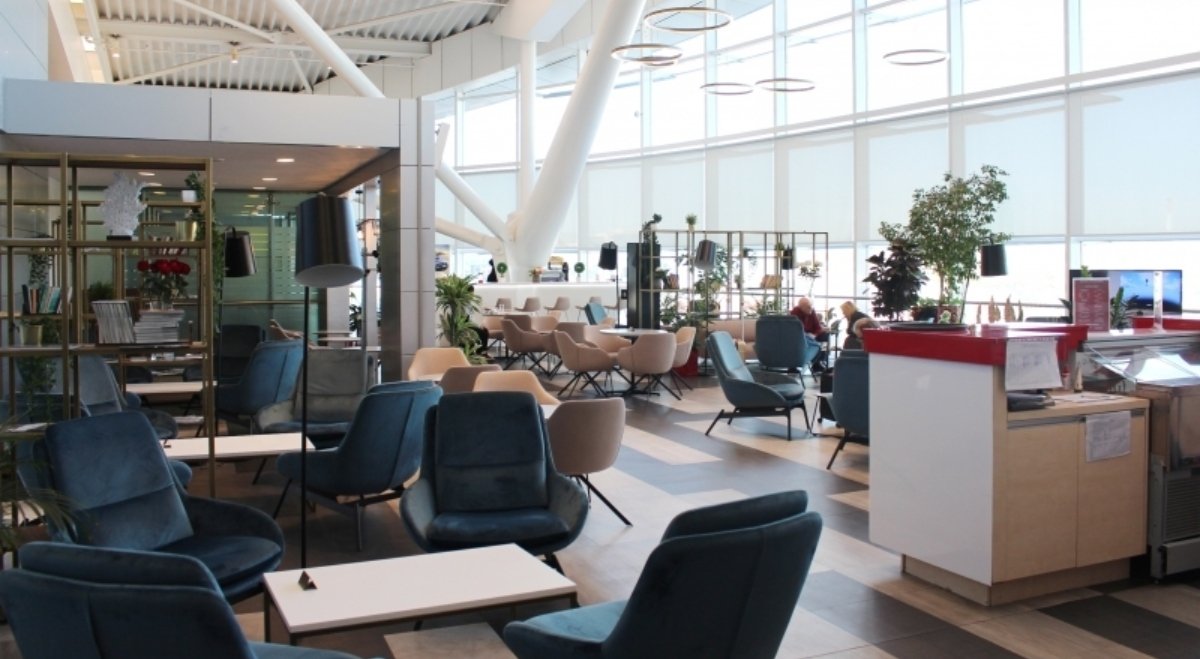 Aeroportul Henri Coandă intră în noua eră a serviciilor premium cu licitația pentru lounge-uri de lux Compania Națională Aeroporturi București (CNAB) a anunțat recent lansarea unei licitații pentru dezvoltarea și operarea a două lounge-uri moderne destinată pasagerilor de business și celor care apreciază confortul