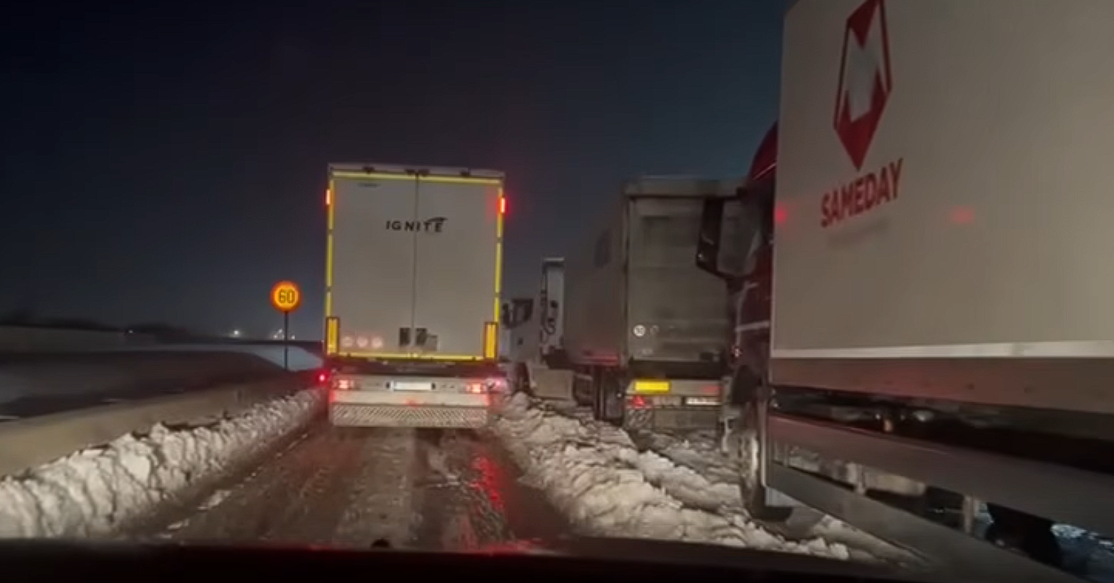 Traficul din zona Rudeni, din apropierea Capitalei, a devenit joi un labirint de neînțeles, odată cu blocajele impuse de un conflict între autoritățile care gestionează infrastructura rutieră și un important operator logistic