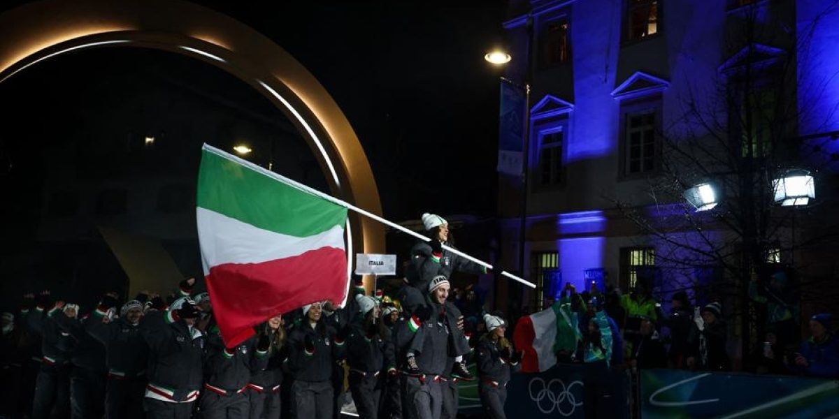 La cerimonia di apertura delle Olimpiadi invernali di Milano Cortina 2026, a San Siro | Tomba, Compagnoni e Goggia ultimi tedofori. Ovazione Ucraina, fischi per Vance