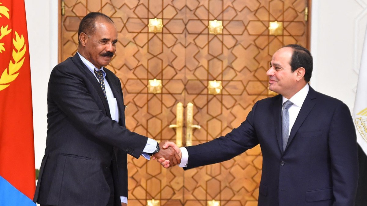 Eritrea, un actor strategic în rivalitatea din Marea Roșie Într-o lume marcată de schimbări rapide în alianțele internaționale, Eritrea captează atenția capitalele arabe ca un potențial aliat de încredere în disputele din Marea Roșie, în special între Arabia Saudită și Emiratele Arabe Unite (EAU)