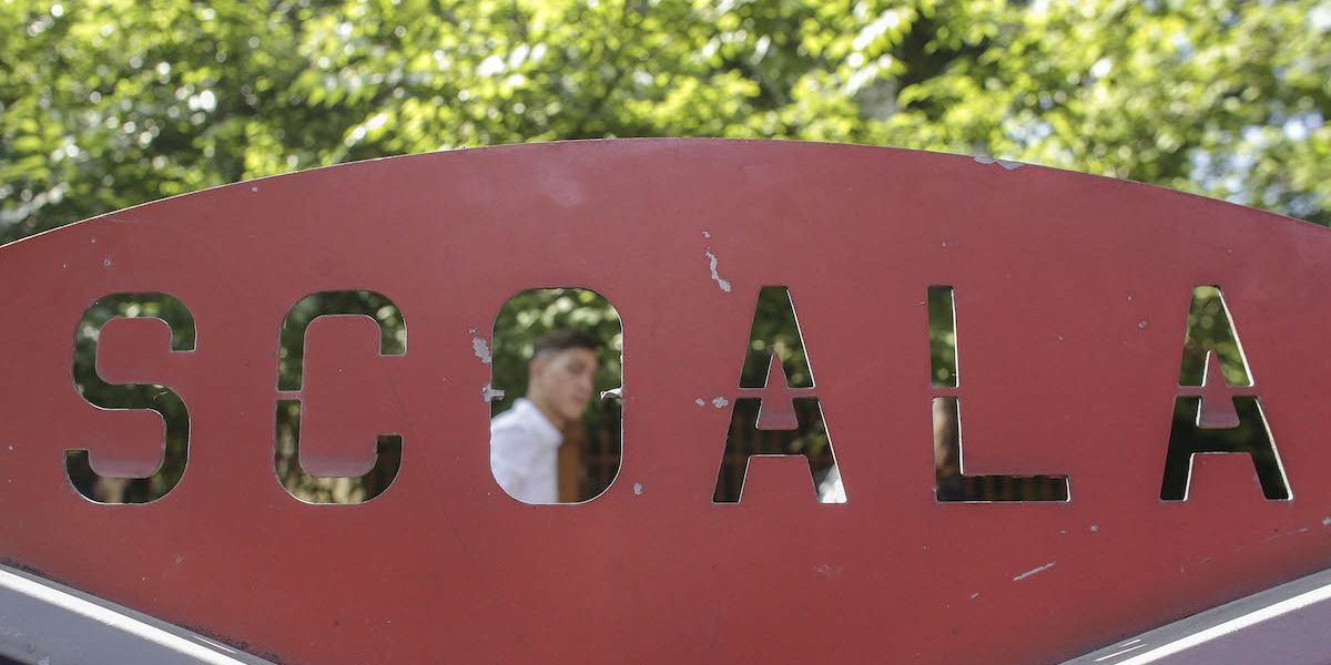 Elev-la-scoala-curtea-scolii-Foto-INQUAM-Photos-Octav-Ganea.jpg - ReporterUrban