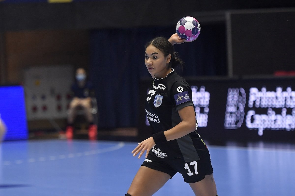 Elizabeth Omoregie, una dintre cele mai importante jucătoare ale echipei de handbal CSM București, va face pasul spre o nouă provocare în această vară, semnând cu rivala maghiară Ferencvaros Budapest
