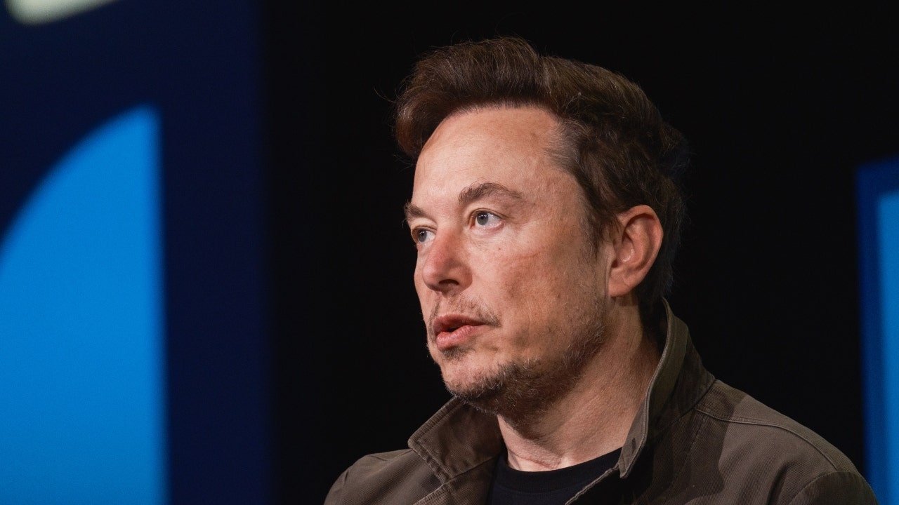 Raid la birourile X din Paris: Musk și Yaccarino chemați să depună mărturie Într-o mișcare surprinzătoare, birourile companiei X din Paris au fost percheziționate de poliția franceză, în cadrul unei investigații ce vizează utilizarea algoritmilor și a chatbot-ului său de inteligență artificială, Grok