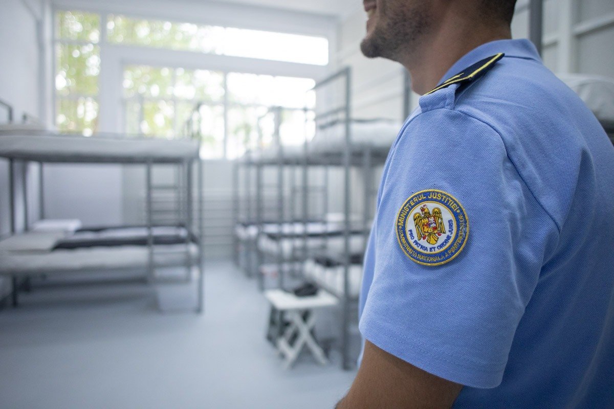 Reacție vehementă a sindicaliștilor din penitenciare după declarațiile lui Kelemen Hunor privind tăierea drepturilor salariale Federația Sindicatelor din Administrația Națională a Penitenciarelor (FSANP) a ieșit în evidență marți cu o reacție dură față de recentele declarații ale liderului UDMR, Kelemen Hunor, referitoare la posibilitatea eliminării normei de hrană pentru polițiști, militari și personalul penitenciar, angajați din subordinea Ministerului Apărării Naționale