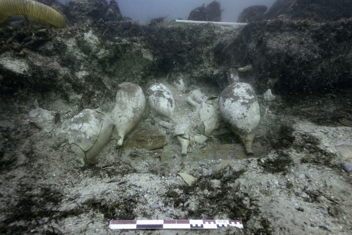Epava unei nave din secolul al XVII-lea, odinioară parte a marinei Suediei, răsare din adâncurile Mării Baltice, semnalând o situație fără precedent în regiune