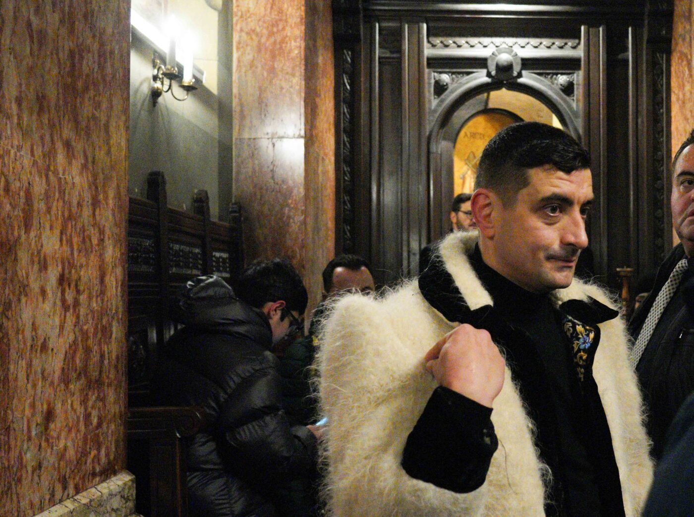 Lider extremist cere intervenție internațională în România: “We need help” Un incident surprinzător zguduie peisajul politic și social al României: liderul extremist George Simion, cunoscut pentru pozițiile sale naționaliste și respingerea amestecului extern în afacerile interne, a lansat un apel tulburător către „prieteni americani și europeni”, cerând intervenție pentru „reinstaurarea democrației” în țară