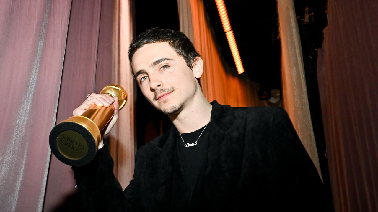 Timothée Chalamet, pe cale să devină un EGOT? Timothée Chalamet a câștigat recent un premiu Golden Globe pentru interpretarea sa din filmul „Marty Supreme”, iar acum este favorit pentru a obține și un Oscar pentru același rol