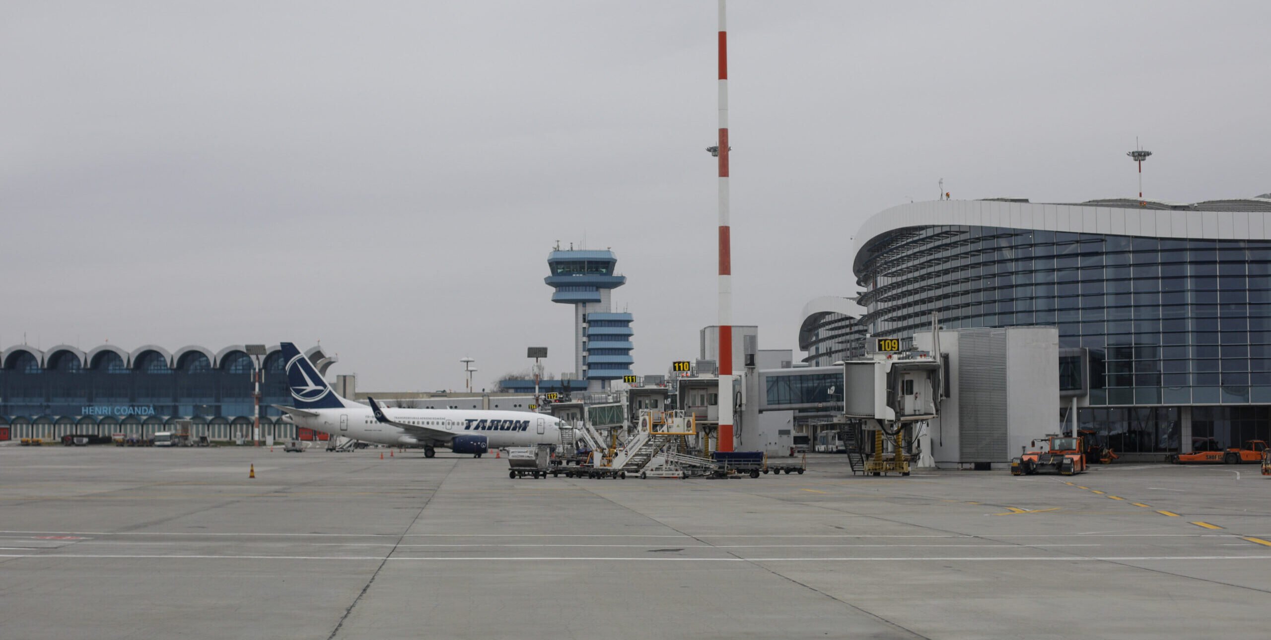 Aeroportul Henri Coandă Otopeni face pași importanți spre modernizarea traficului aerian cu noi proceduri la turnul de control În efortul de a îmbunătăți gestionarea traficului aerian și de a crește siguranța și eficiența zborurilor operate de cel mai mare aeroport al României, autoritățile au introdus de la 10 februarie noi proceduri tehnice la turnul de control de la Otopeni