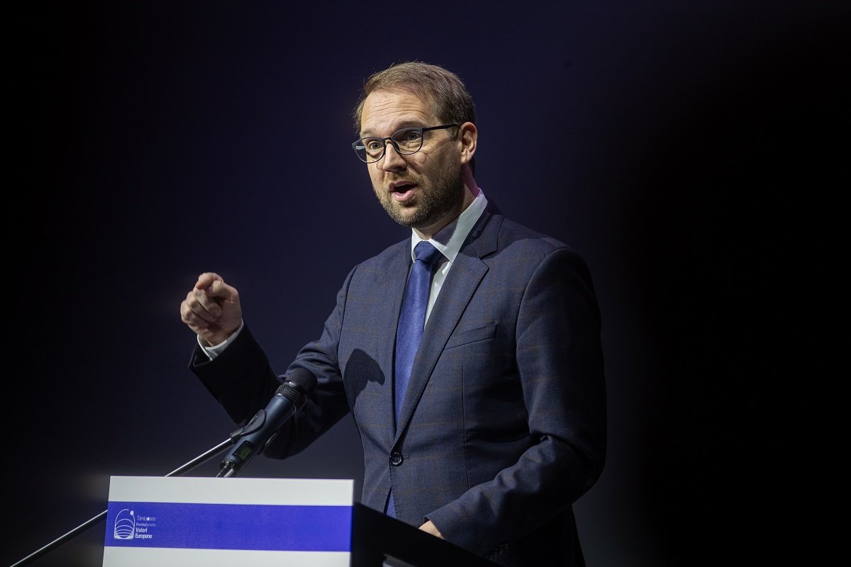 CCR a validat reforma pensiilor speciale și a vârstei de pensionare a magistraților: o obligație constituțională, nu o victorie Decizia istorică a Curții Constituționale anunțată miercuri marchează o etapă importantă în procesul de reformare a sistemului de pensii speciale în România, clarificând o situație care a generat controverse în ultimele luni