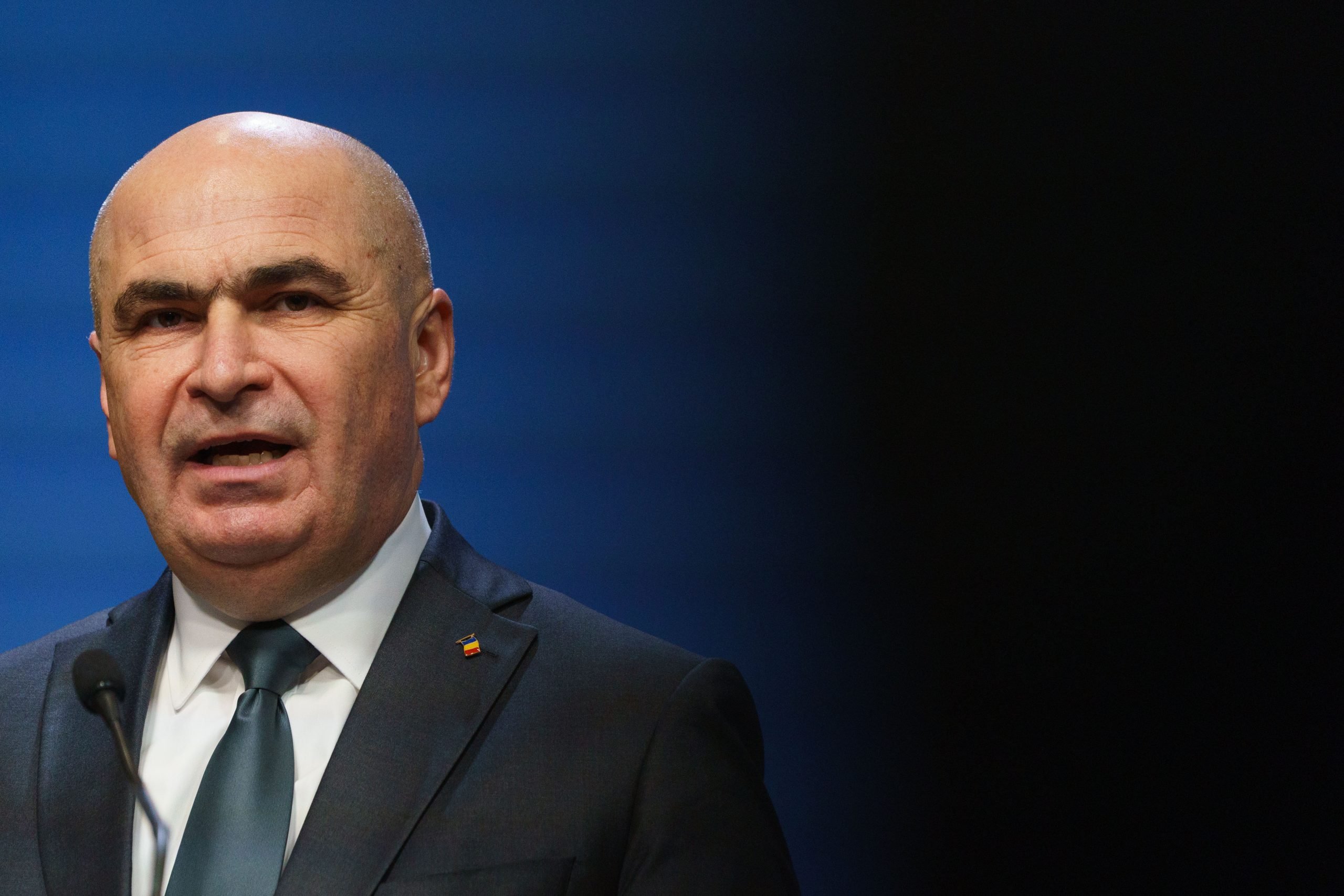 Controverse în sănătate: Premierul Bolojan propune legarea medicilor de țara natală Declarațiile premierului Ilie Bolojan, care sugerează că medicii ar trebui să rămână în România pentru o perioadă de câțiva ani după absolvirea studiilor medicale, au stârnit reacții ample în rândul oficialilor din domeniul sănătății