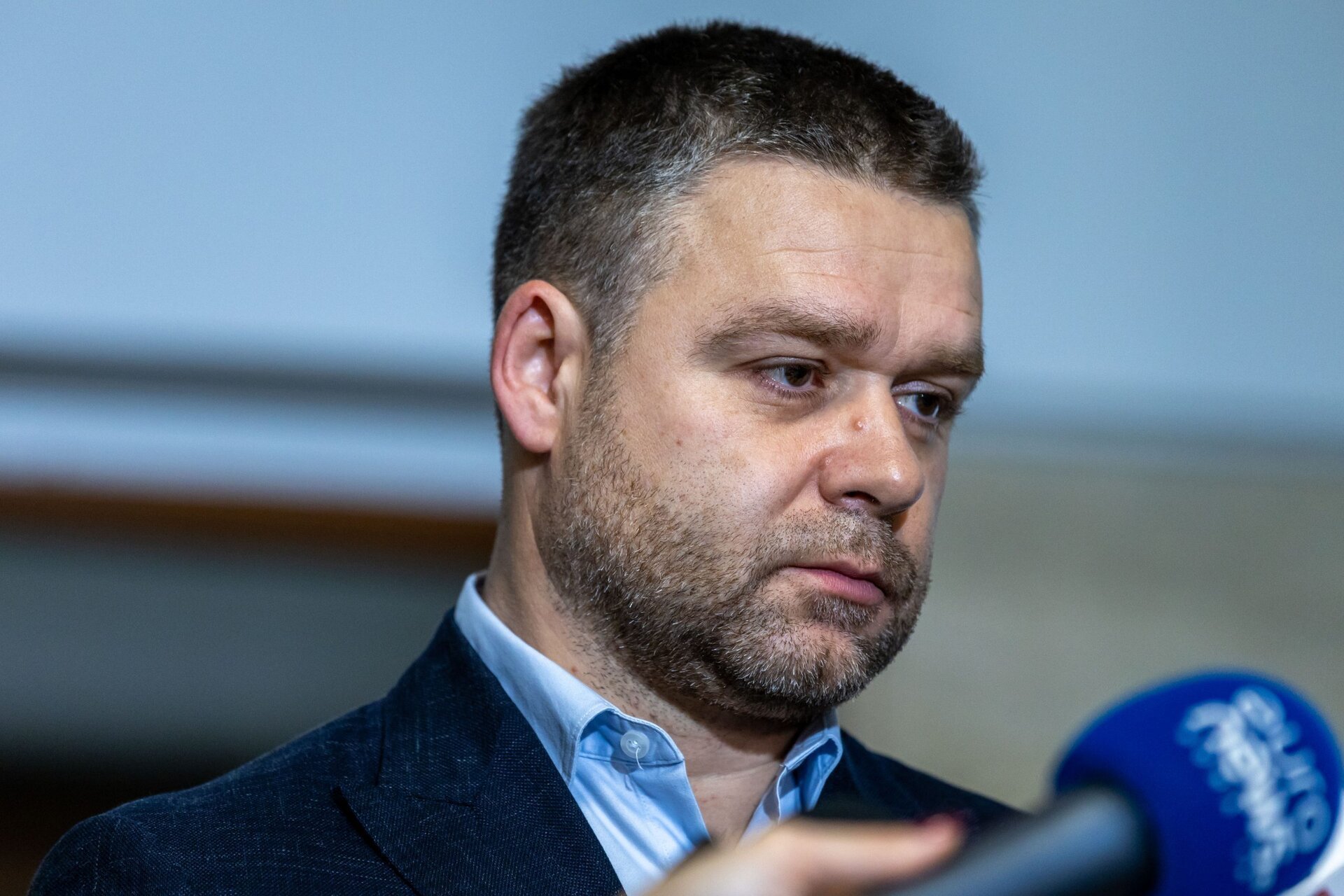 Ciprian Ciucu, în căutarea unei soluții pentru STB: Datoria de 1,6 miliarde de lei provoacă frământări Primarul general al Capitalei, Ciprian Ciucu, a realizat o analiză sumbră asupra situației financiare a Societății de Transport București (STB), unde datoria actuală se ridică la 1,6 miliarde de lei