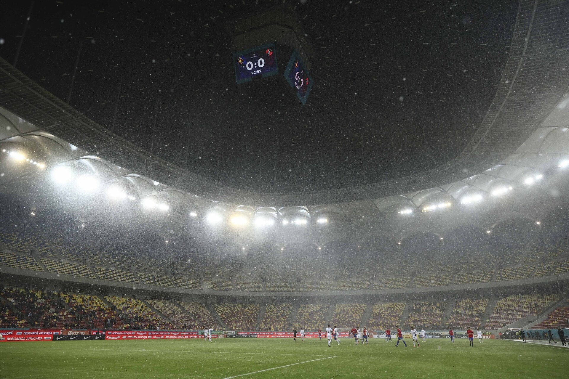 Degradarea acoperișului retractabil al celui mai scump stadion din România – Arena Națională – a forțat autoritățile locale să își reexamineze strategia de întreținere a acestei infrastructuri reprezentative pentru București