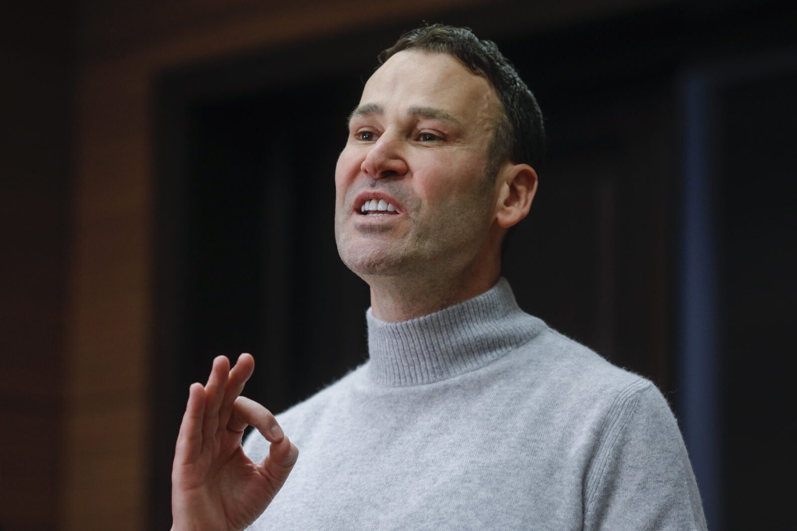 Primăria Sectorului 3, sub semnul schimbării: Adrian Cocoș îl înlocuiește temporar pe Robert Negoiță în urma arestării preventive a edilului Situația de la conducerea primăriei Sectorului 3 s-a schimbat brusc după ce DNA a dispus interdicția de a exercita funcția primarului Robert Negoiță, acuzat de infracțiuni de corupție