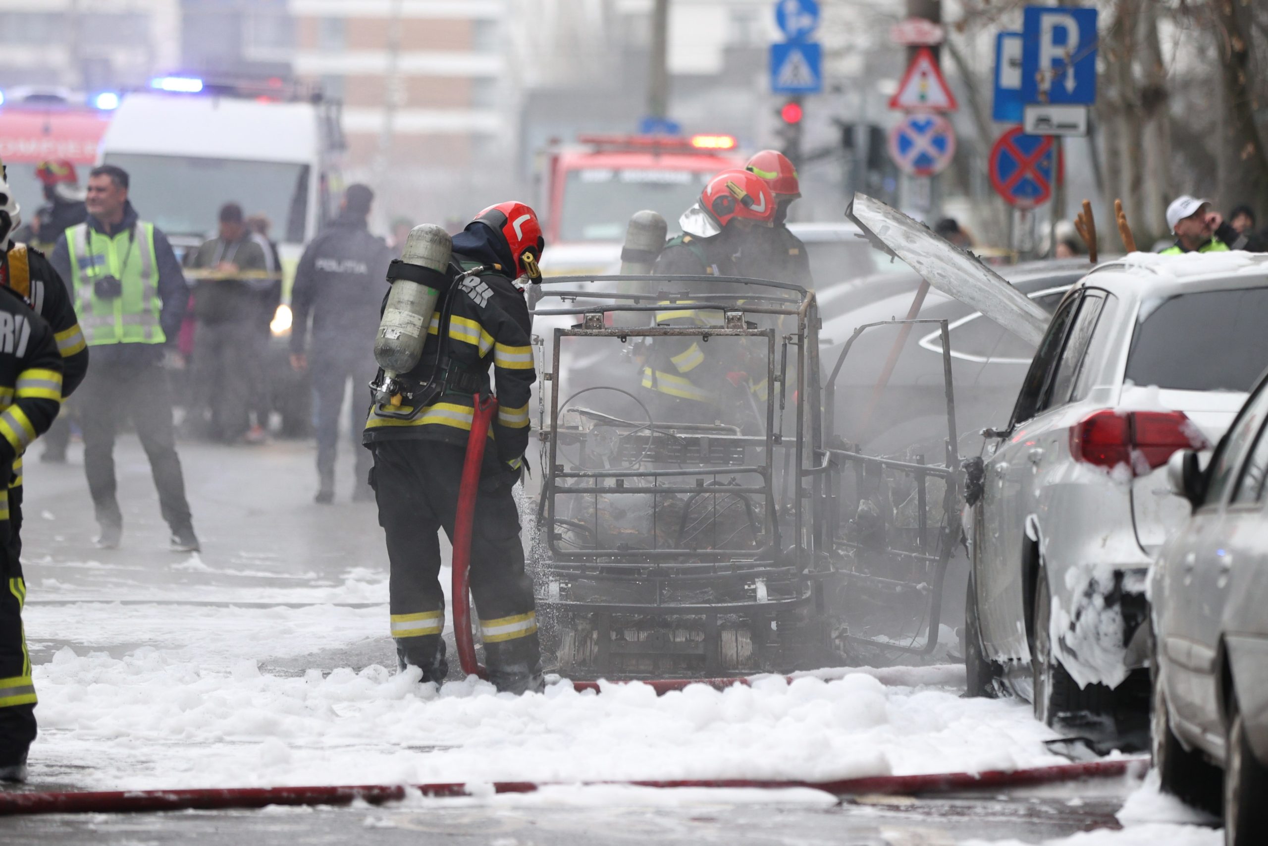 Tragedie pe Bulevardul Constructorilor: O femeie a murit în incendiul provocat de o mașină electrică Vineri după-amiază, un incendiu devastator pe Bulevardul Constructorilor din Sectorul 6 al Bucureștiului a dus la moartea unei femei și la rănirea unei alte persoane