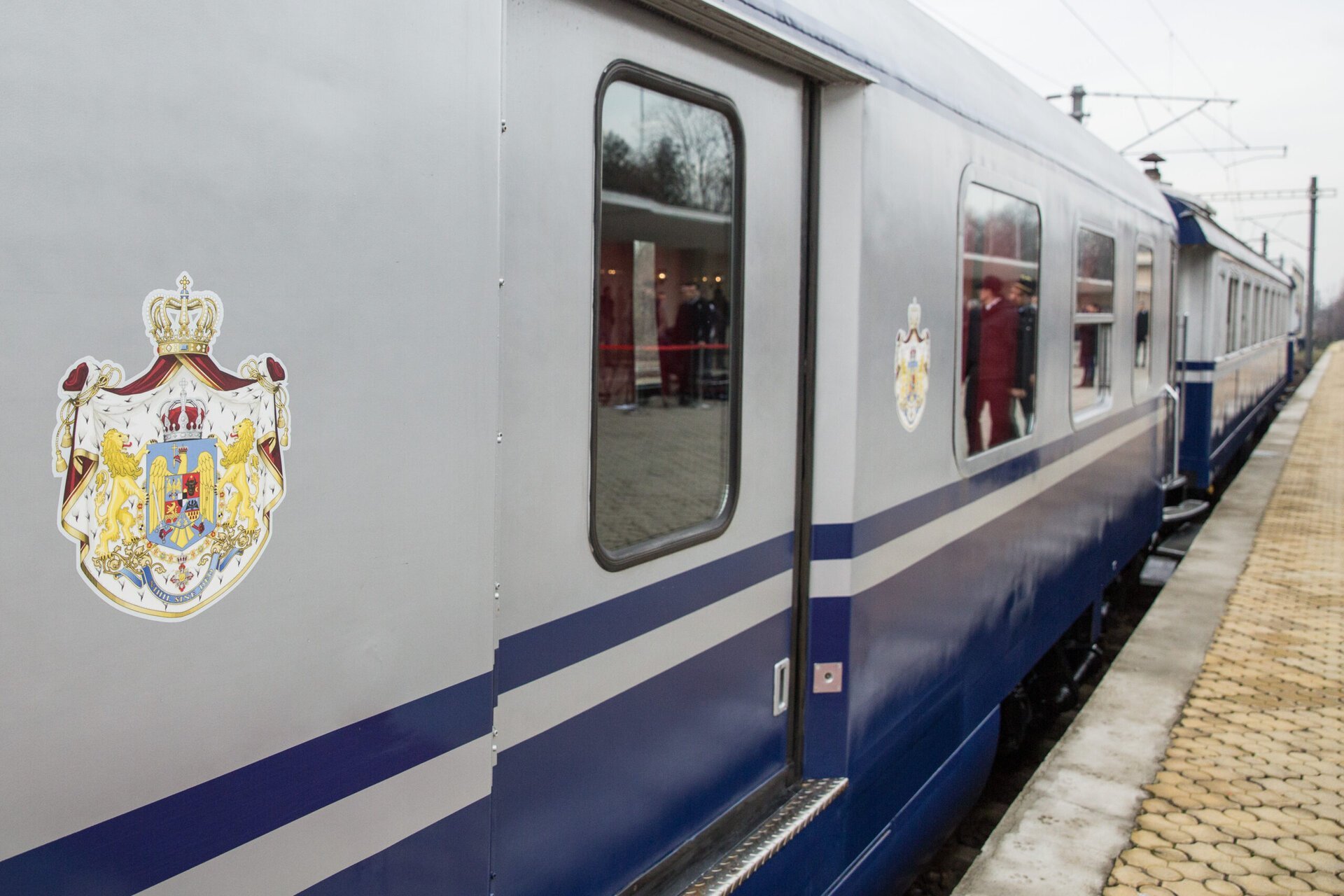 Trenurile de epocă ale Colecției Tezaur, odinioară simboluri ale regalității și ale patrimoniului feroviar românesc, zac astăzi abandonate, transformate aproape complet în adăposturi pentru animale fără stăpân
