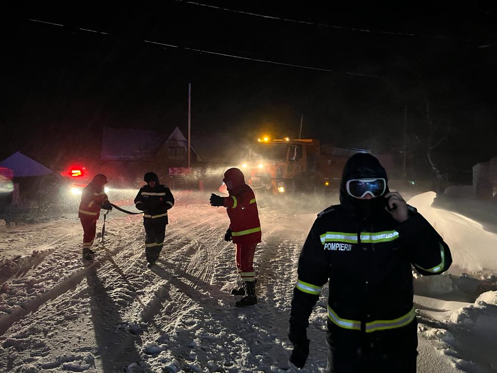 Trafic închis pe DN 23B din cauza zăpezii abundente Traficul rutier a fost complet oprit pe DN 23B Măicănești – Ciorăști/VN, începând cu ora 01:00, din cauza condițiilor meteorologice nefavorabile care au dus la acumularea unei cantități semnificative de zăpadă