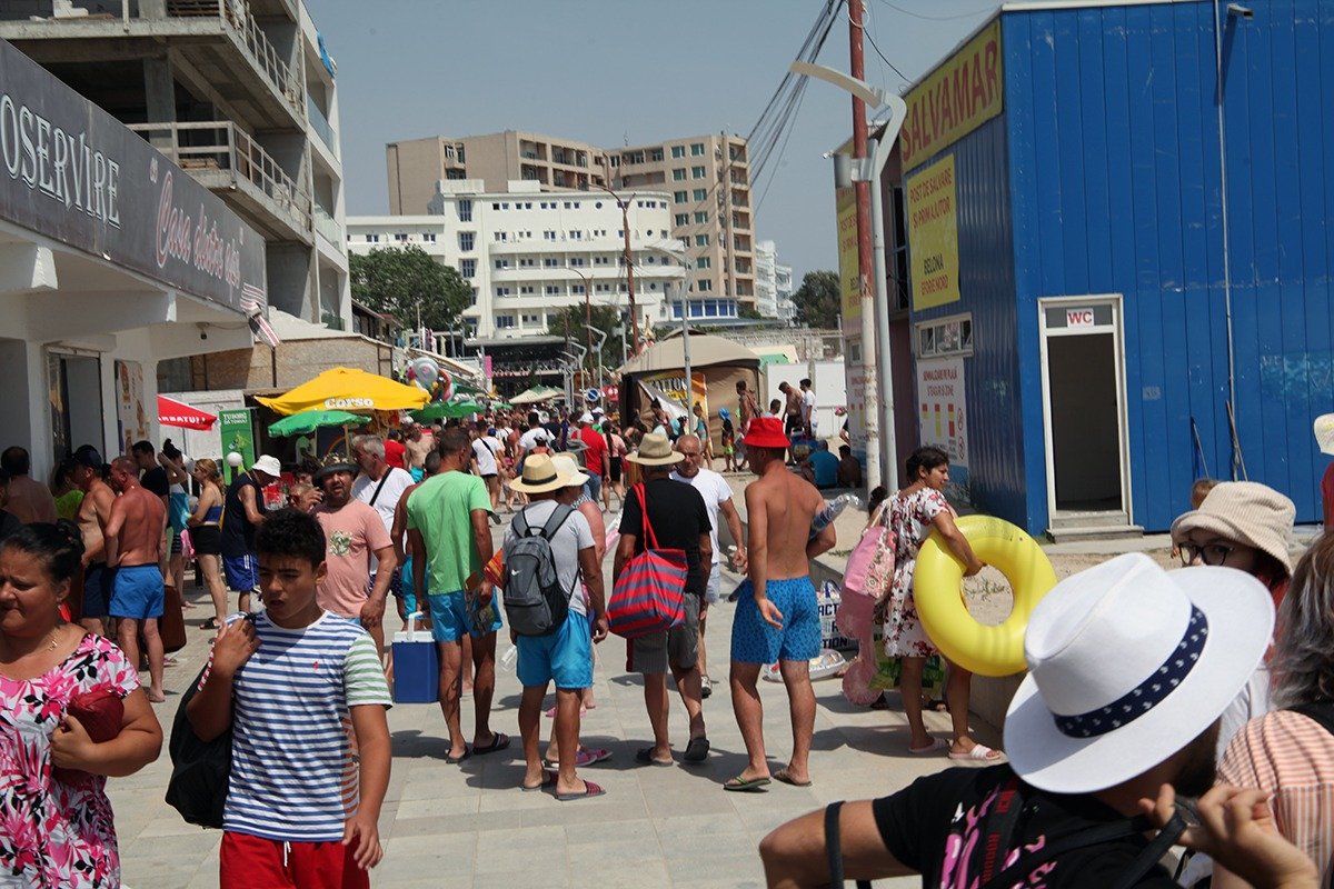 Litoralul românesc se pregătește pentru redeschidere: hotelurile vizează startul sezonului încă din aprilie Stațiunile de pe litoralul românesc se află pe punctul de a începe oficial pregătirile pentru sezonul estival 2023, cu speranța de a reveni la normal după doi ani plini de restricții generate de pandemie