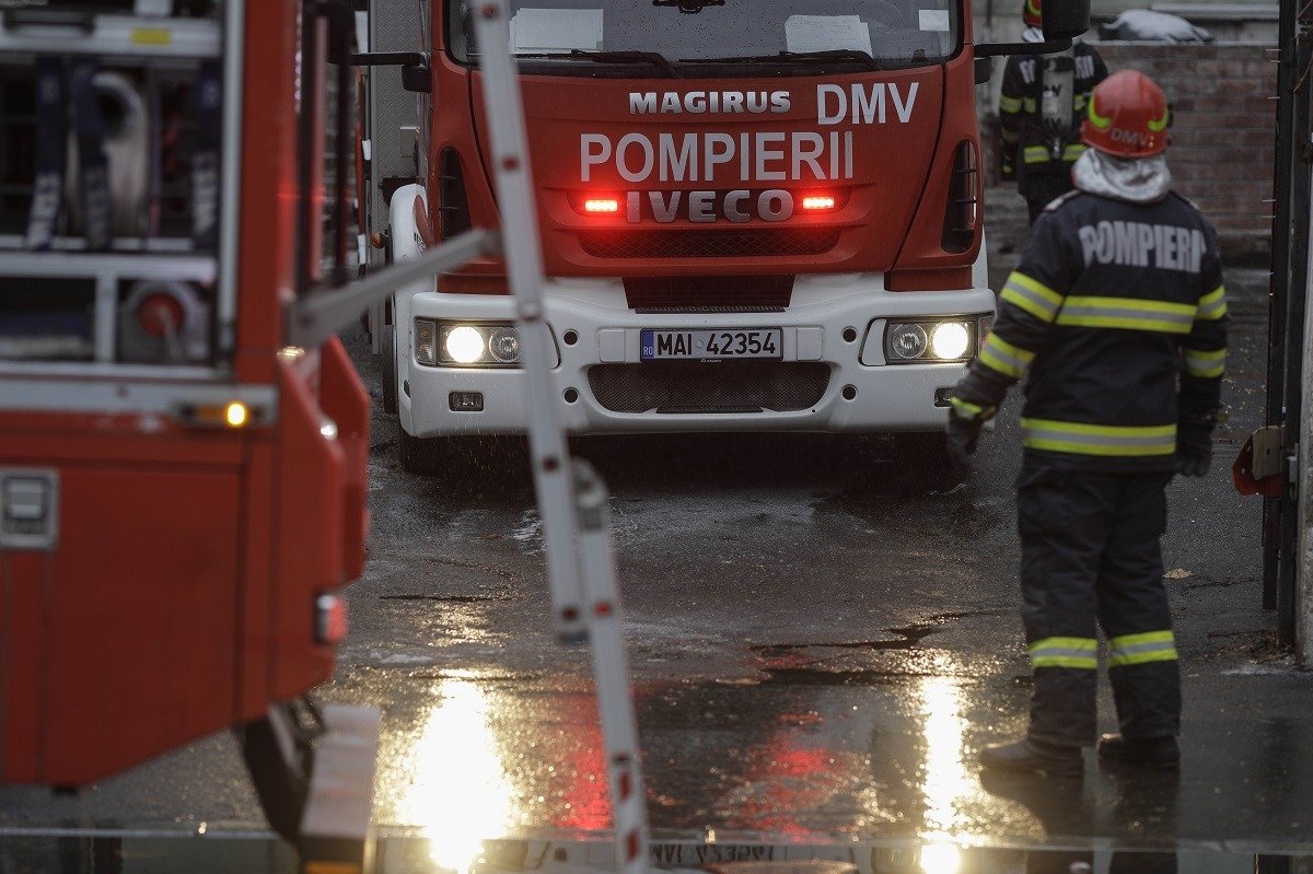 Un incendiu puternic a devastat marți seară un imobil rezidențial din Sfântu Gheorghe, provocând panică și evacuări rapide în cadrul comunității locale