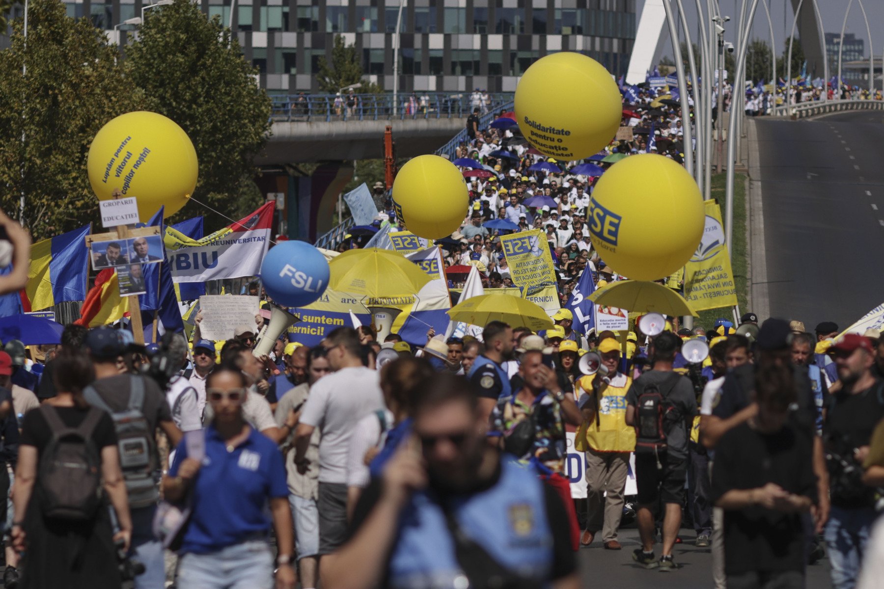 Profesorii și studenții protestează la Guvern contra Legii Bolojan din Educație, de la ora 12:00