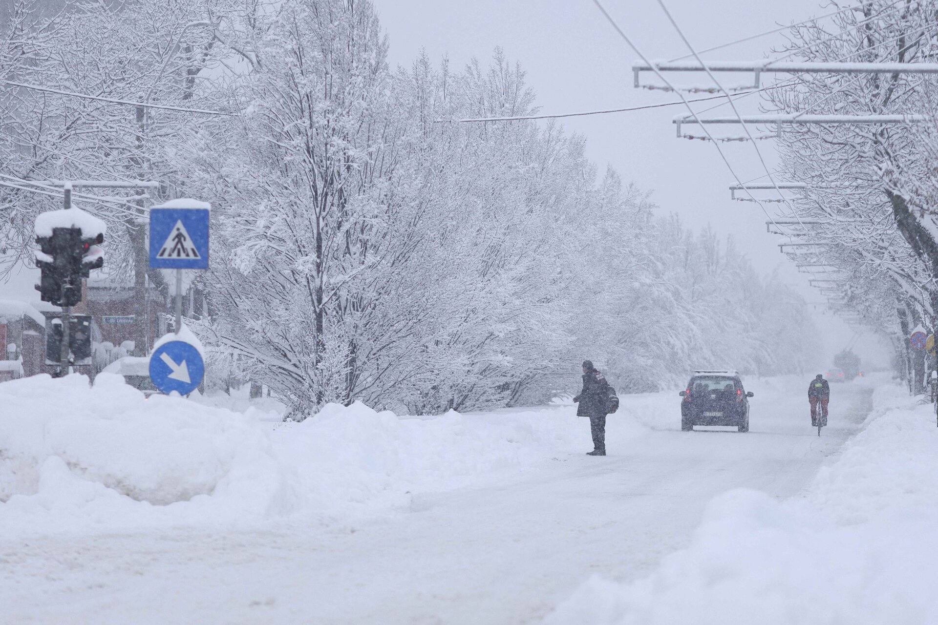 Trafic îngreunat în București din cauza ninsorilor Centrul Infotrafic al Poliției Române a anunțat, joi dimineața, că mai multe autostrăzi din sudul țării se află în condiții de iarnă, iar circulația se desfășoară cu dificultate