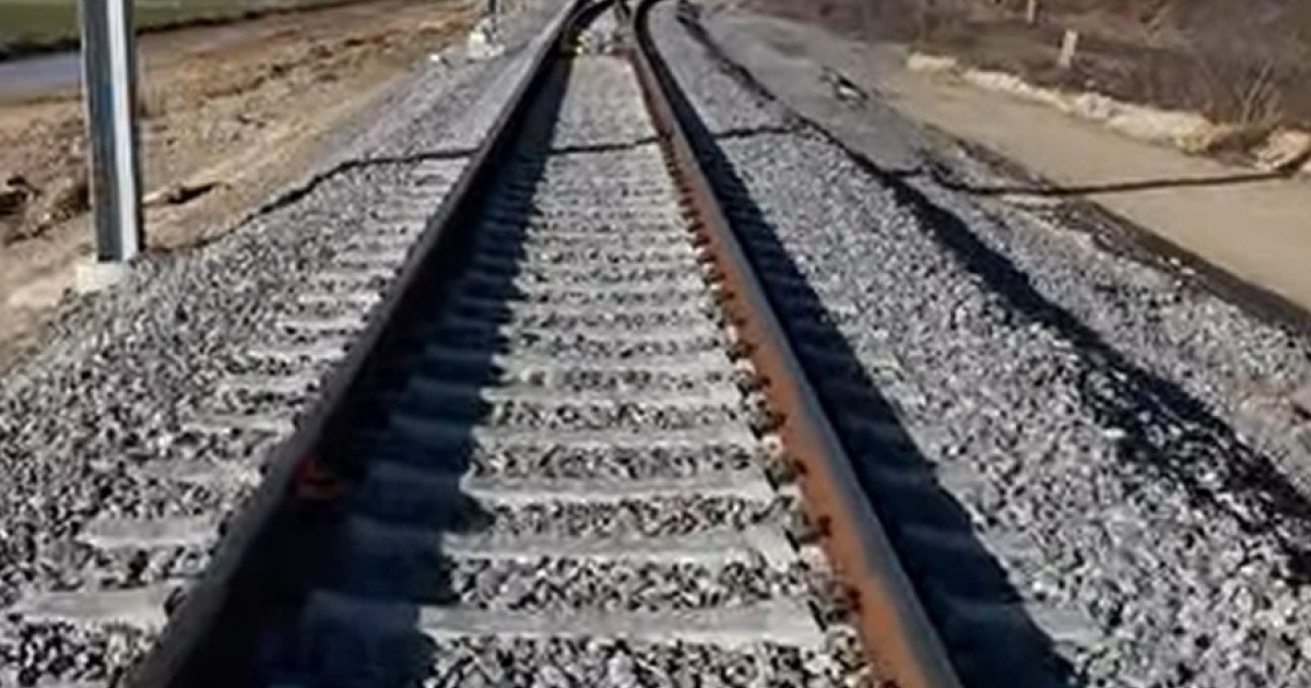 Circulație feroviară extinsă între Timișoara și Lugoj: 10 kilometri de cale ferată, operaționalizată Încă 10 kilometri de cale ferată simplă au fost dați în exploatare joi, 12 februarie 2026, pe tronsonul modernizat din zona Stației Topolovăţ