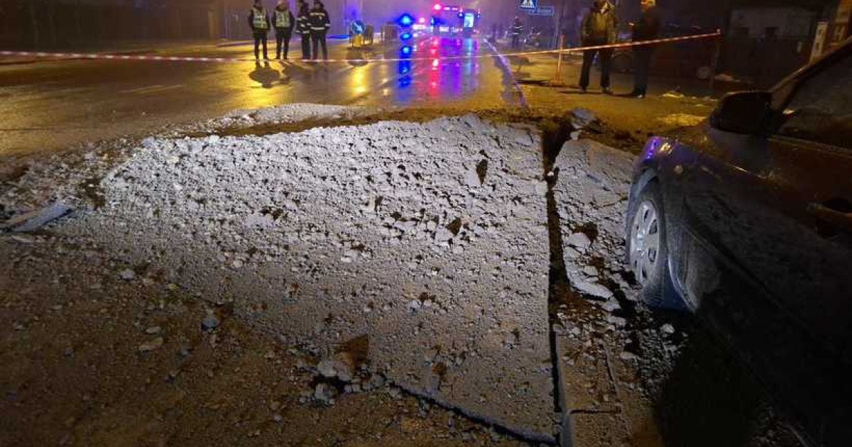 Avarie majoră la conducta de gaz din Craiova: Zeci de persoane evacuate O avarie semnificativă s-a produs joi seară pe bulevardul Nicolae Romanescu din Craiova, unde o conductă subterană de gaz a fost spartă, forțând evacuarea a treizeci de persoane din șase locuințe