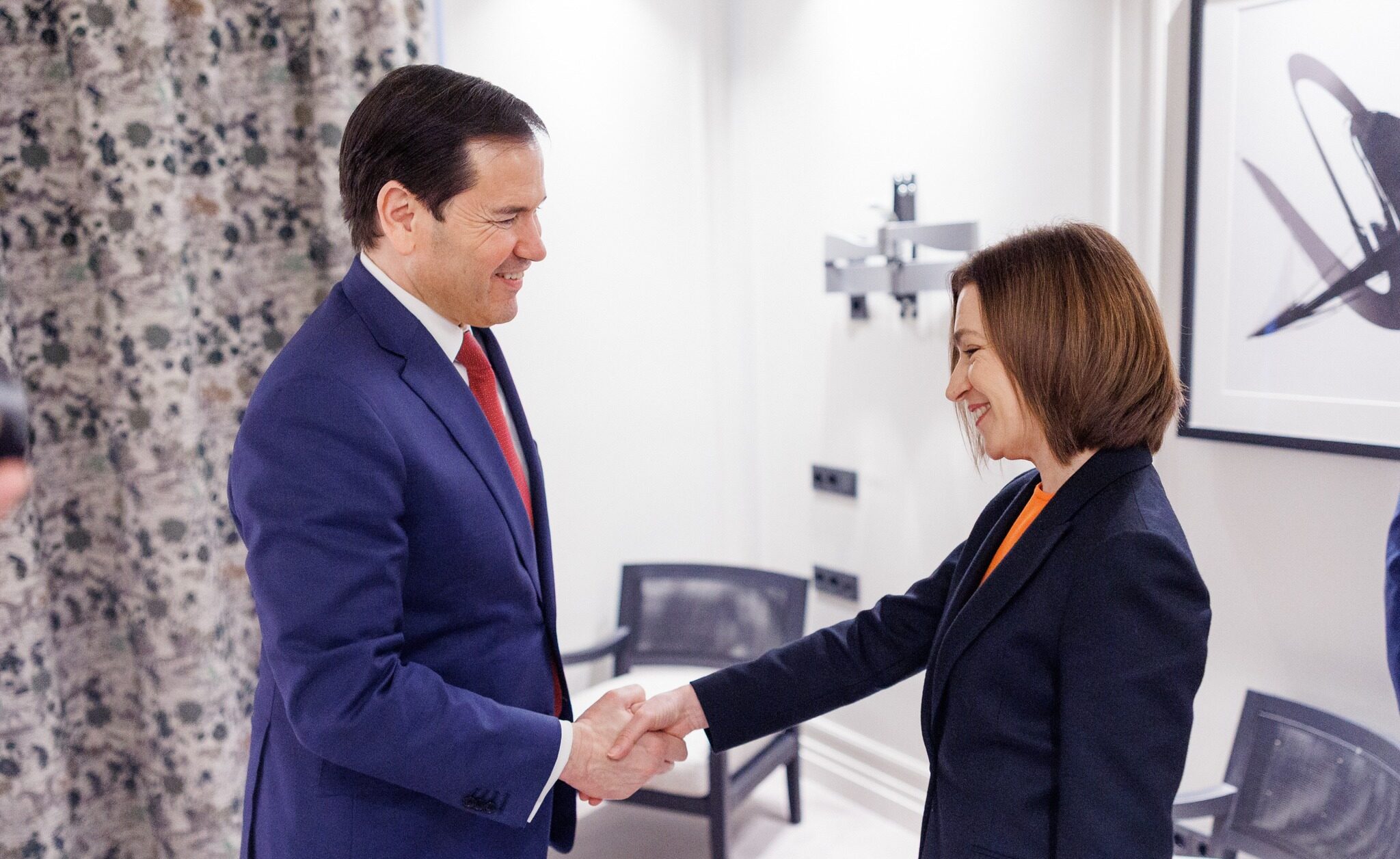 Întâlnire între Maia Sandu și oficialii americani la München, un semnal clar pentru orientarea geopoliticală a Republicii Moldova Marile temperaturi diplomatice de la Conferința de Securitate de la München au fost marcate de o întâlnire neașteptată, dar semnificativă: dialogul dintre președinta Maia Sandu și secretarul de stat american, Marco Rubio