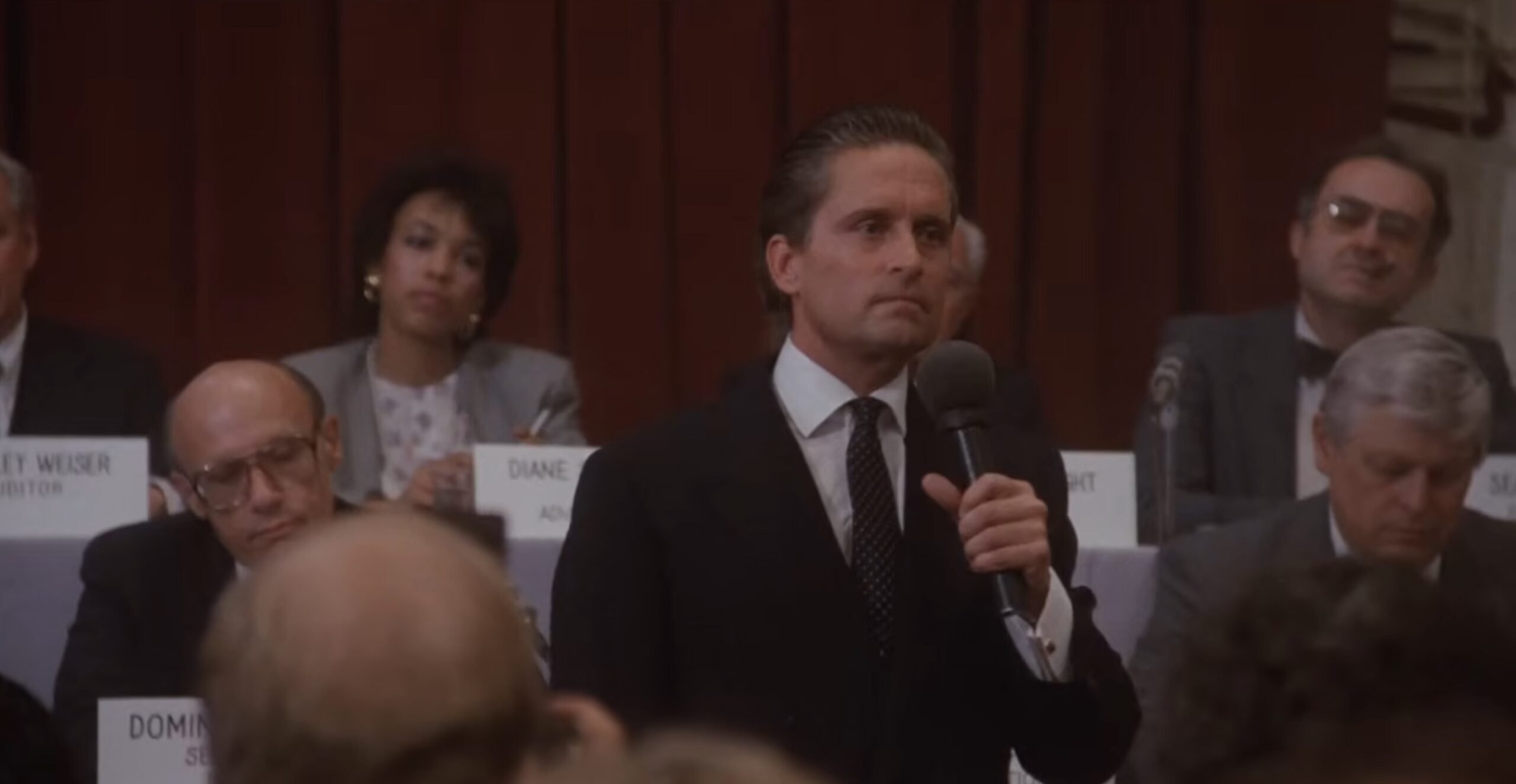 Michael Douglas dezvăluie în premieră: Oliver Stone nu i-a fost mulțumit de interpretarea din „Wall Street” Memorabilul actor Michael Douglas a făcut recent o declarație surprinzătoare despre colaborarea sa cu regizorul Oliver Stone, legată de una dintre cele mai iconice pelicule din cariera sa, „Wall Street” (1987)