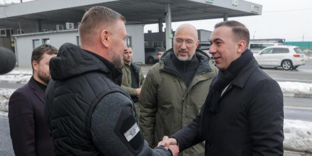 Ministrul-Bogdan-Ivan-la-granita-cu-Ucraina.jpg - ReporterUrban