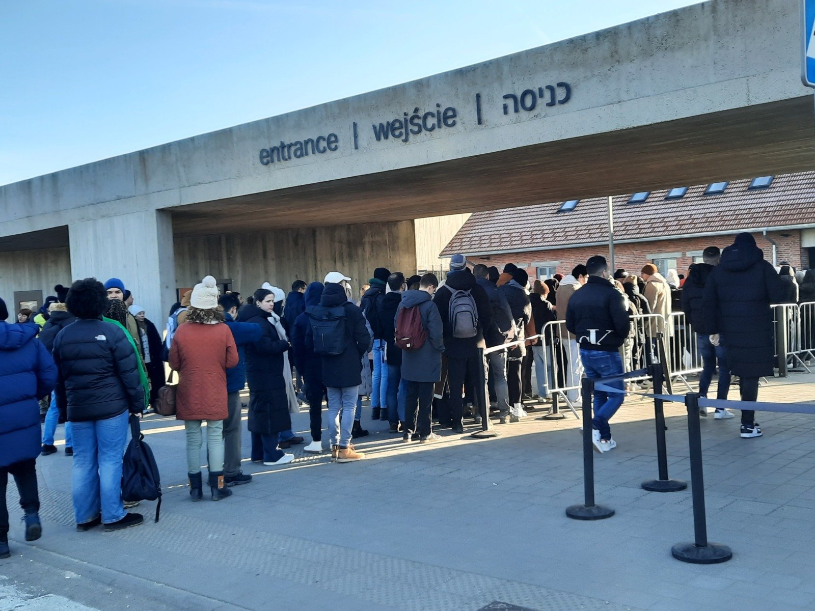 Muzeul Auschwitz renunță la vânzarea fizică a biletelor, în fața creșterii abuzurilor de pe piața turistică Muzeul Auschwitz, unul dintre cele mai vizitate și respectate locuri memoriale din Polonia, a anunțat recent că va elimina vânzarea directă a biletelor la fața locului începând din luna februarie